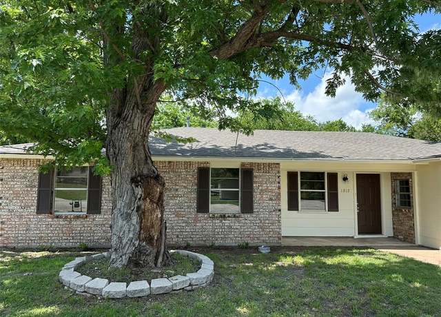 Property at 1317 N Mary St, Comanche, TX 76442, 3 beds, 2 baths