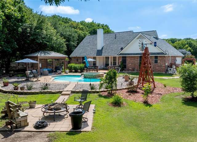 Property at 4710 Ashley Cir, Midlothian, TX 76065, 4 beds, 2 baths