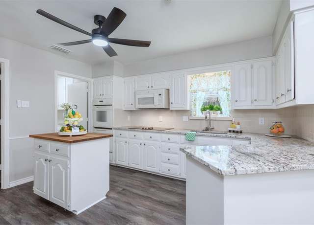 Property at 7 Harolds Cir, Richardson, TX 75081, 3 beds, 2.5 baths