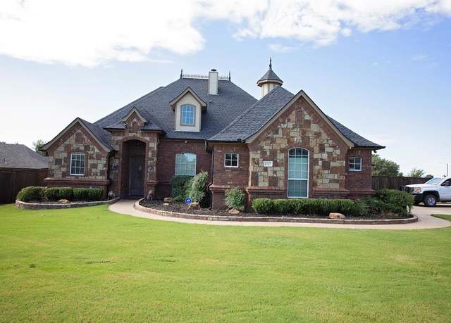 Property at 1717 Dakota Dr, Graham, TX 76450, 4 beds, 3.5 baths
