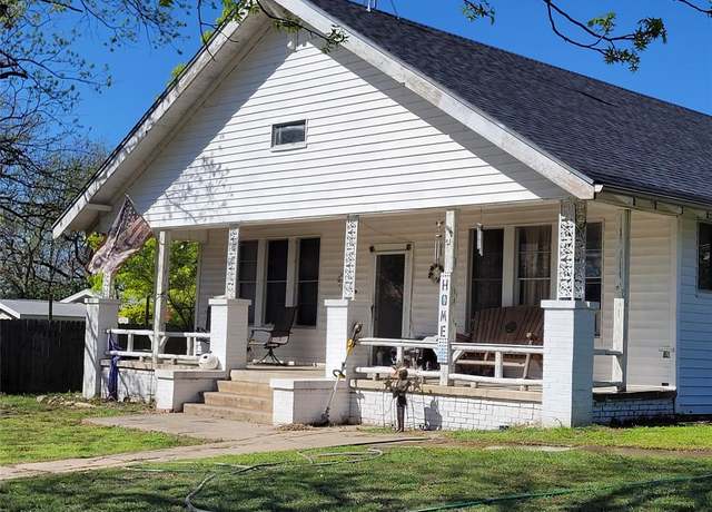 Property at 704 W Walcott Ave, Comanche, TX 76442, 3 beds, 2 baths
