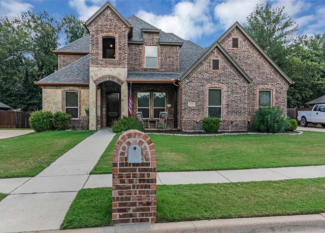 Property at 1532 Sea Breeze Ln, Azle, TX 76020, 4 beds, 2.5 baths