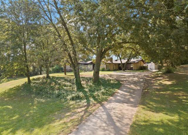 Property at 609 Daingerfield St, Pittsburg, TX 75686, 4 beds, 3 baths
