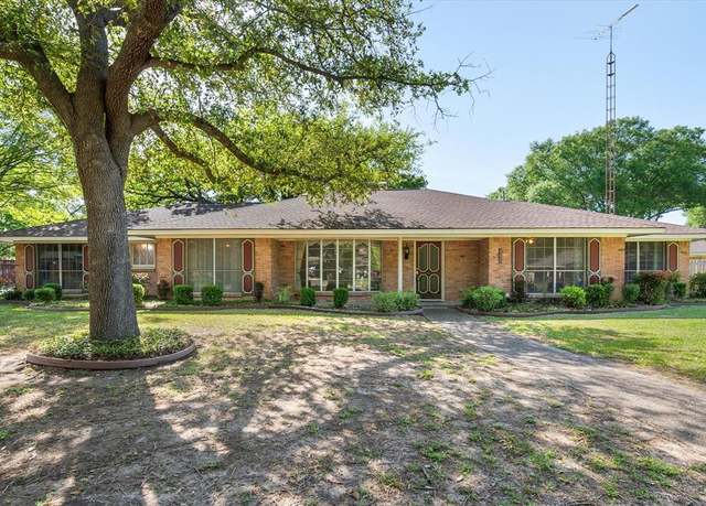 Property at 901 Royal Ln, Corsicana, TX 75110, 4 beds, 2 baths
