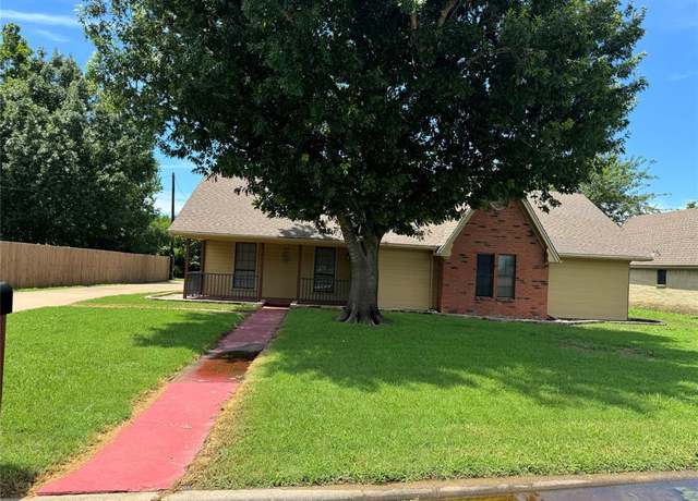 Property at 804 Crestline Dr, Mexia, TX 76667, 4 beds, 3 baths