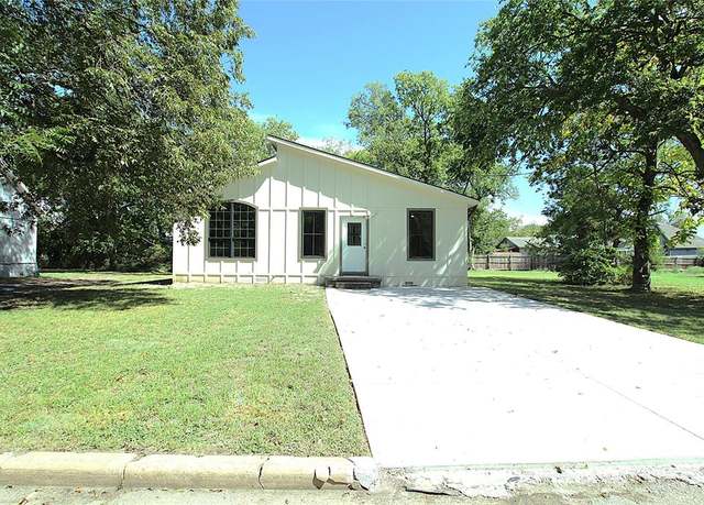 Property at 1905 S Walnut St, Sherman, TX 75090, 3 beds, 2 baths