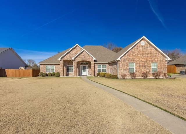 Property at 1512 Deer Trl, Commerce, TX 75428, 4 beds, 3 baths