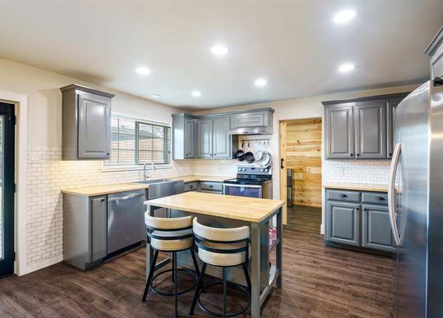 Property at 1025 Oak Hurst Dr, Grapevine, TX 76051, 3 beds, 2 baths