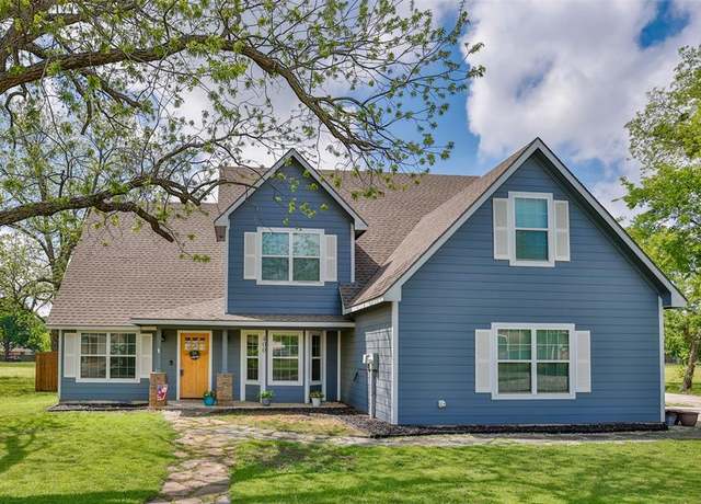 Property at 400 E Hinton St, Tioga, TX 76271, 4 beds, 3.5 baths