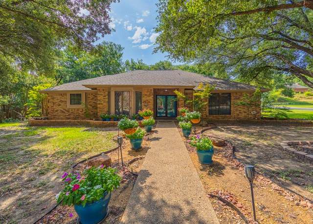 Property at 216 Willow Ridge Rd, Fort Worth, TX 76103, 3 beds, 2 baths