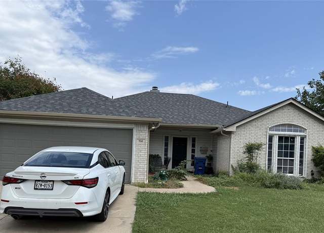 Property at 708 Creekview Dr, Burleson, TX 76028, 4 beds, 2 baths