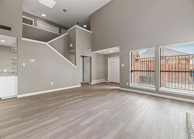 Property at 6205 Bellaire Dr S, Fort Worth, TX 76132, 2 beds, 2.5 baths