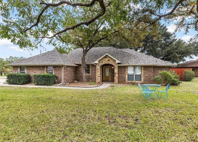 Property at 1609 Cheyenne Trl, Granbury, TX 76048, 3 beds, 2 baths