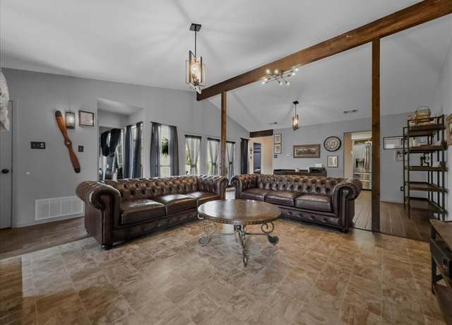 Property at 1710 Woodland Pl, Corsicana, TX 75110, 3 beds, 2 baths