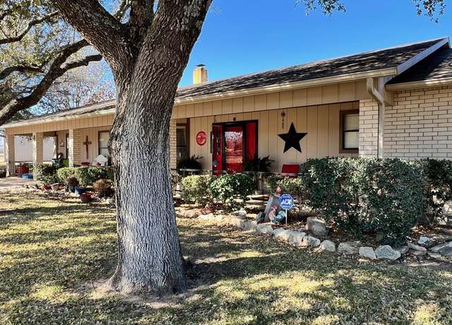 Property at 113 Bogey Cir, Comanche, TX 76442, 3 beds, 2.5 baths