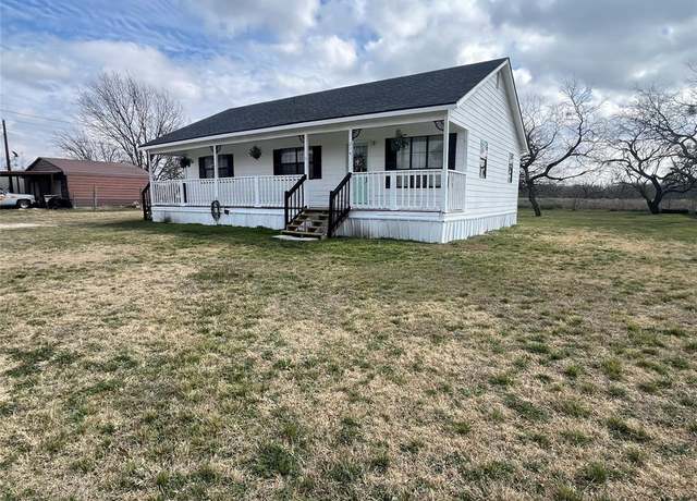 Property at 214 E 20th St, Coleman, TX 76834, 3 beds, 2 baths