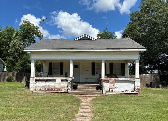 Property at 521 N Montgomery St, Gilmer, TX 75644, 4 beds, 2 baths