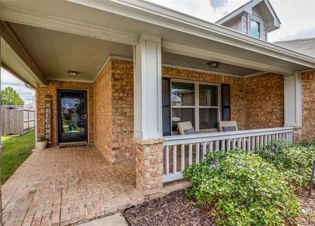 Property at 2811 Grandview Dr, Grand Prairie, TX 75052, 3 beds, 2 baths