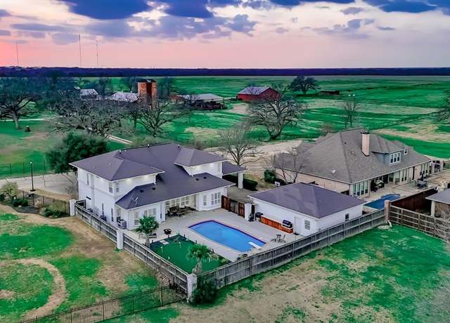 Property at 1209 Windsor Dr, Corsicana, TX 75110, 4 beds, 4.5 baths
