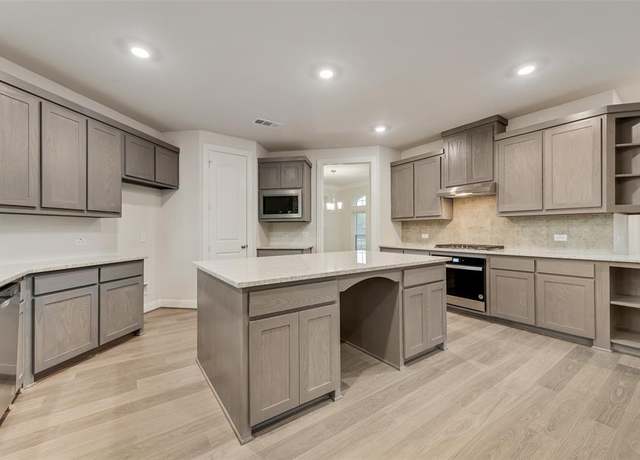 Property at 6926 Prairieside Trl, TX 76084, 5 beds, 4 baths
