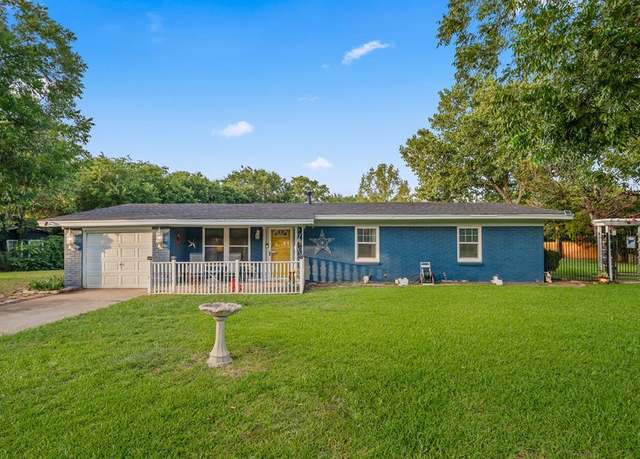 Property at 315 Hillcrest St, Mansfield, TX 76063, 4 beds, 2 baths