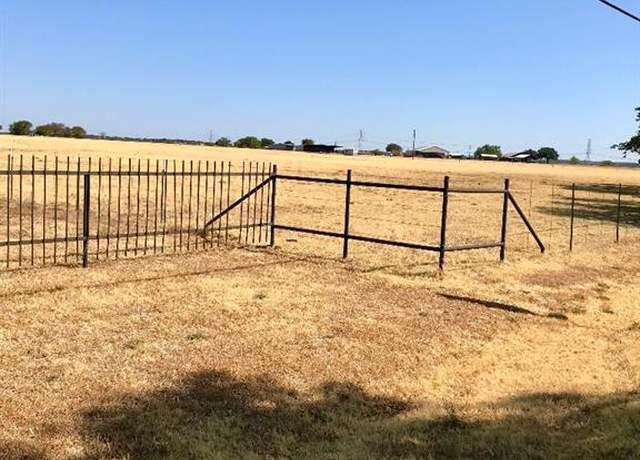 Property at 811 N Armstrong Rd, Venus, TX 76084