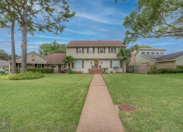 Property at 221 Summit Dr, Bossier City, LA 71111, 4 beds, 3 baths