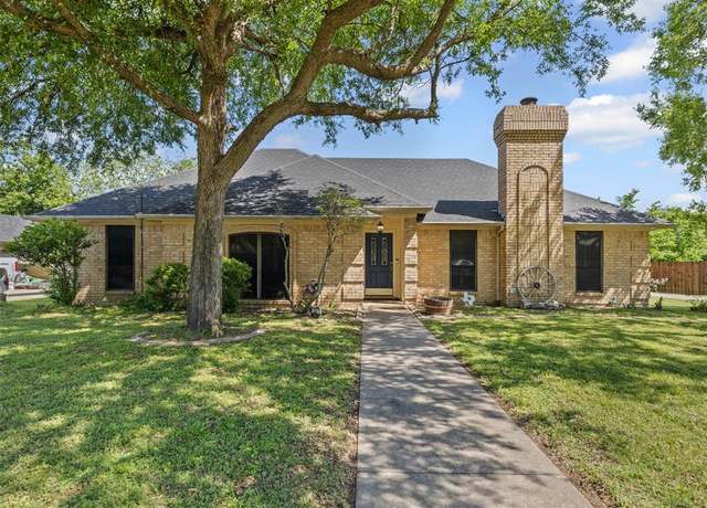 Property at 1311 Cindy Ct, Cleburne, TX 76033, 5 beds, 2 baths