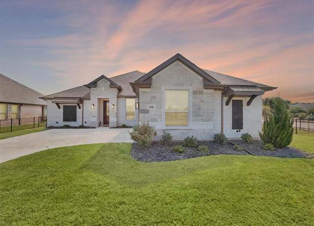 Property at 500 River Bank Ct, Granbury, TX 76049, 3 beds, 2 baths
