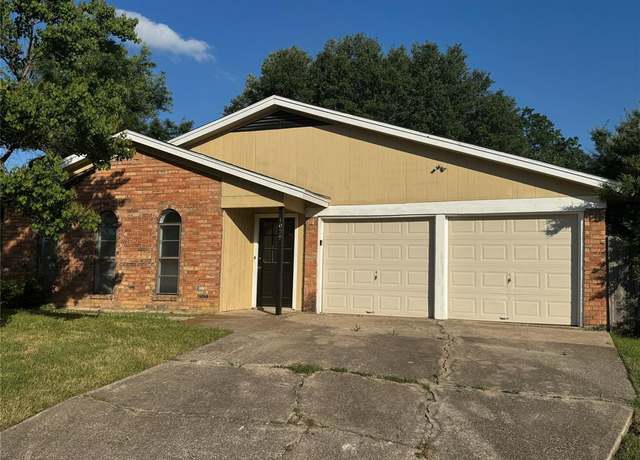 Property at 1029 Fox River Ln, Fort Worth, TX 76120, 3 beds, 2 baths
