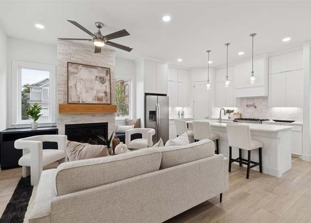 Property at 1000 W 10th St, Dallas, TX 75208, 3 beds, 2.5 baths