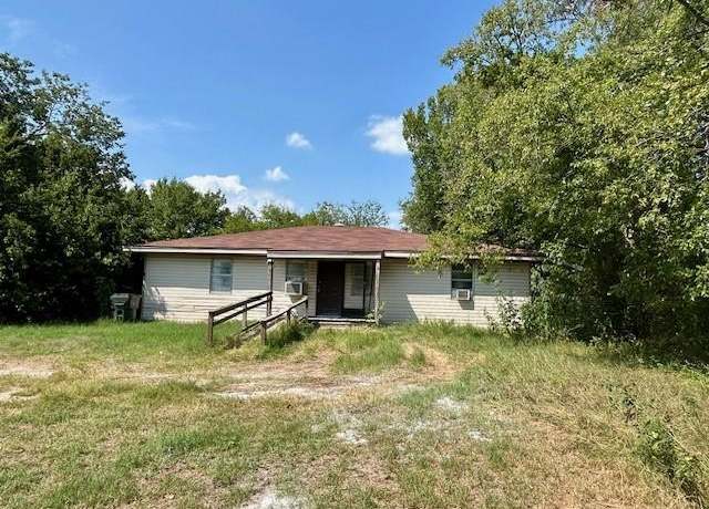 Property at 1013 W Yeagua St, Groesbeck, TX 76642, 3 beds, 1.5 baths