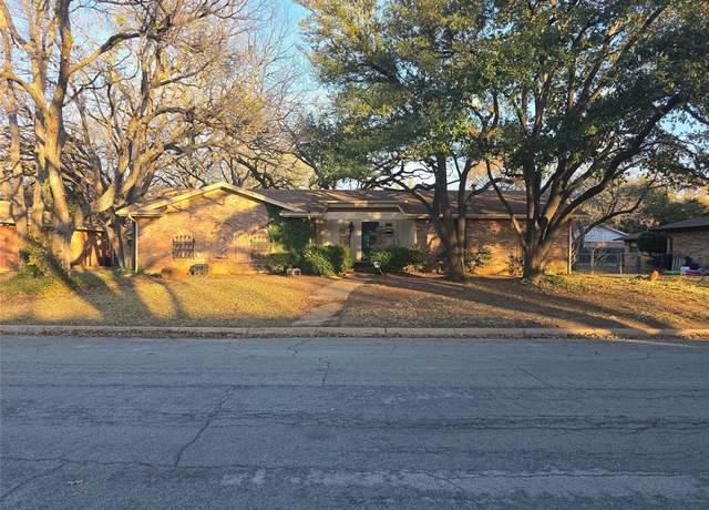 Property at 705 Lake Louise Rd, Fort Worth, TX 76103, 4 beds, 3 baths