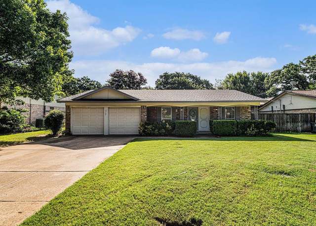 Property at 2725 Hilldale Blvd, Arlington, TX 76016, 3 beds, 2 baths