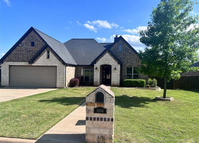 Property at 1204 Thomas Ln, Graham, TX 76450, 3 beds, 2 baths
