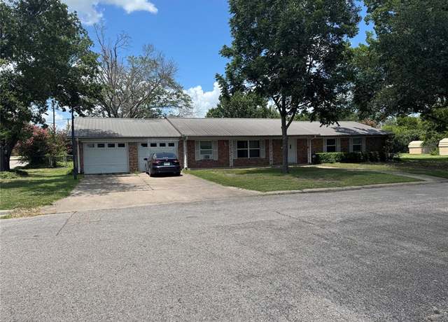 Property at 1910 Jefferson St, Commerce, TX 75428, 3 beds, 3 baths