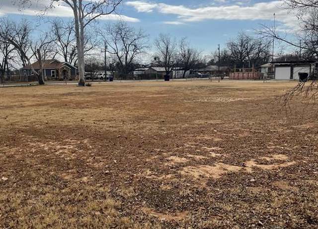 Property at 1701 Dallas St, Brownwood, TX 76801