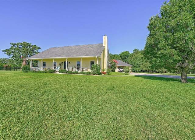 Property at 122 Comanche Dr, Gainesville, TX 76240, 3 beds, 2 baths