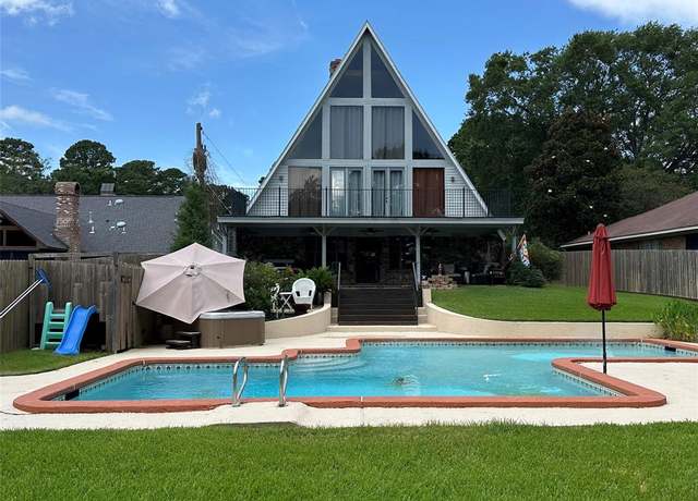 Property at 5221 S Lakeshore Dr, Shreveport, LA 71109, 5 beds, 5 baths