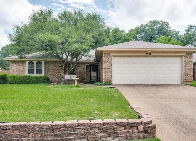 Property at 1001 Woodhaven Ct, Euless, TX 76039, 3 beds, 2 baths