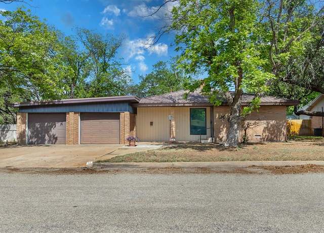 Property at 2009 S China St, Brady, TX 76825, 3 beds, 3 baths