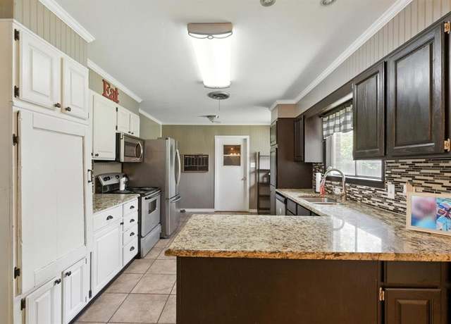 Property at 1442 W Water St, Weatherford, TX 76086, 3 beds, 2 baths