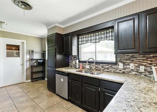 Property at 1442 W Water St, Weatherford, TX 76086, 3 beds, 2 baths