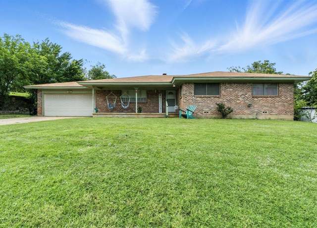 Property at 1442 W Water St, Weatherford, TX 76086, 3 beds, 2 baths