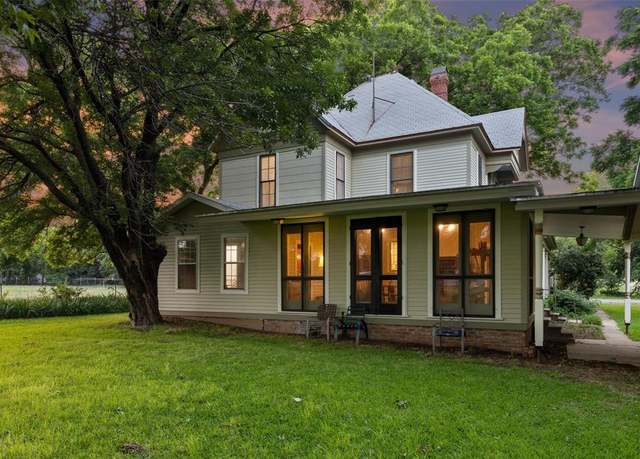 Property at 405 W Clifton St, Pilot Point, TX 76258, 3 beds, 2 baths