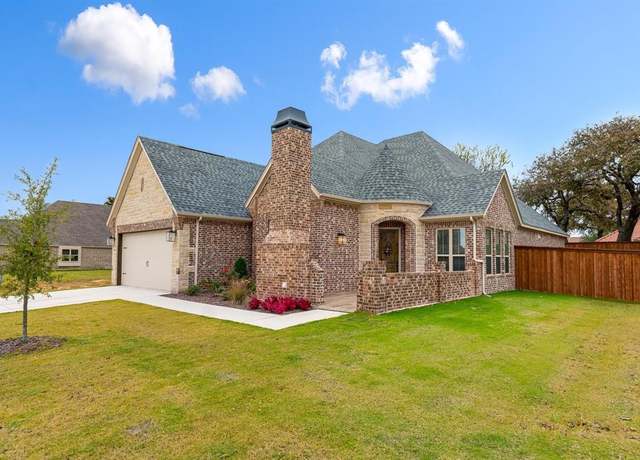 Property at 1300 Highland Park Cir, Granbury, TX 76048, 2 beds, 2 baths