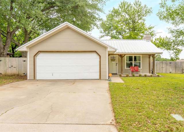 Property at 1111 Dirkson St, Weatherford, TX 76086, 3 beds, 2 baths