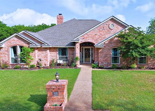 Property at 627 Wheatland Dr, Mcgregor, TX 76657, 3 beds, 2.5 baths