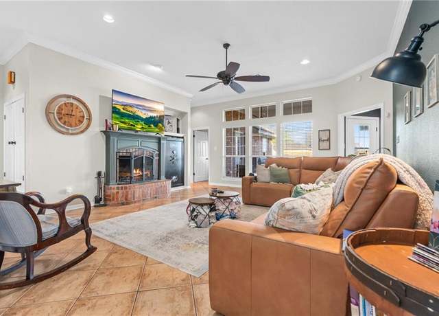 Property at 627 Wheatland Dr, Mcgregor, TX 76657, 3 beds, 2.5 baths