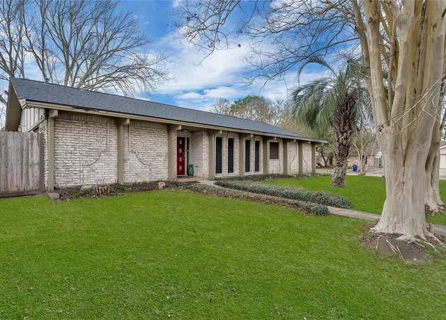 Property at 4004 Briarglen Dr, Dickinson, TX 77539, 3 beds, 2.5 baths